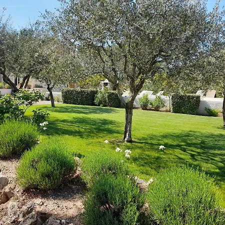 Provencal Independant Avec Piscine Chauffee : Le Suy Bien *