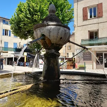 Provencal Independant Avec Piscine Chauffee : Le Suy Bien *